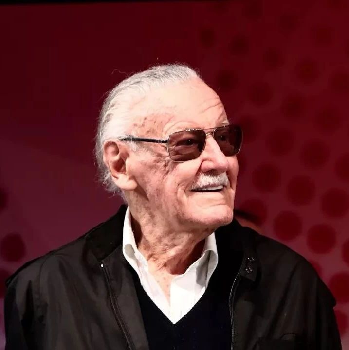 当地时间2018年11月12日，美国漫画界元老级人物斯坦·李在好莱坞一家医疗中心去世，享年95岁。