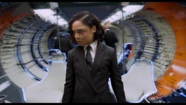 《黑衣人：全球追缉》全新来袭 锤哥上演西装特工诱惑